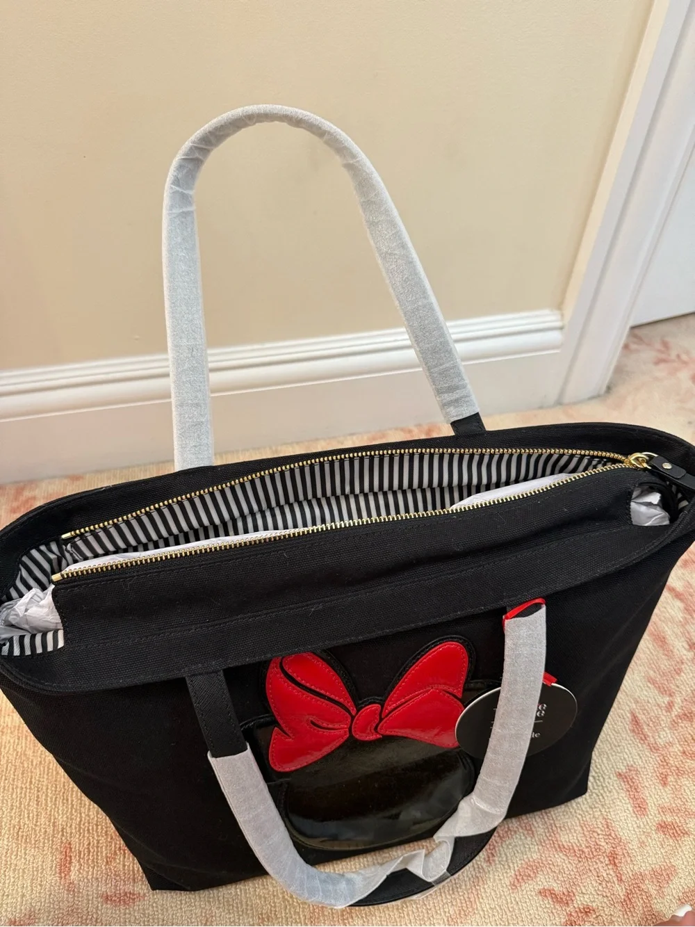New with tags kate spade Minnie Mouse Black Tote with Red Bow